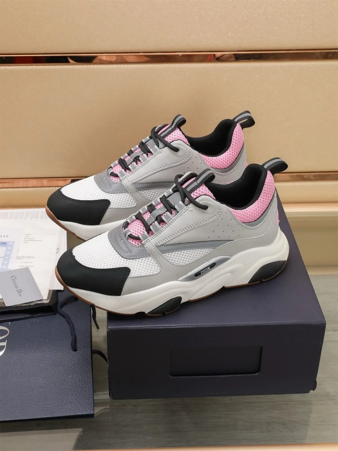 Men's shoes 💰P460💰【Dior】Dior✨ is online at the same time👏 This casual sneaker is a new product in the series and continues Di*r's classic style. The upper is made of original mesh and cow leather, with a two-color textured outsole, and the brand's iconic details on the rear collar and heel to enhance the style. Fashionable and versatile. Wear it with jeans or slacks for a casual look. Size: 38-44 (45 customized)